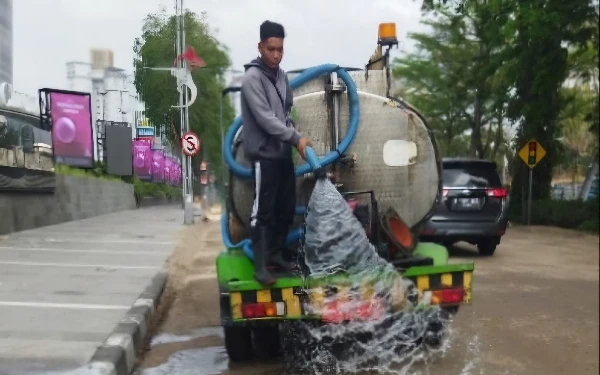 Thumbnail Berita - Kurangi Debu Akibat Proses Pembangunan, Pemkot Surabaya Lakukan Penyiraman Intensif