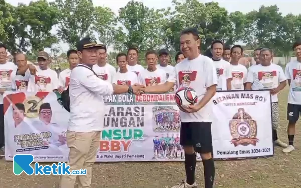 Foto Salas, relawan Masboy dari Surya Manggala secara simbolis menyerahkan Bola, Foto: Slamet/ketik.co.id