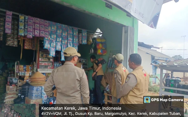 Foto Razia di warung atau kios di pinggiran jalan Kecamatan Kerek, Kabupaten Tuban (21/10/2024)(Foto Ahmad Istihar/Ketik.co.id)