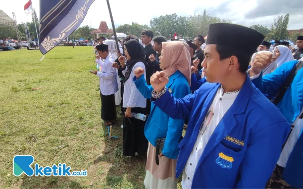 Foto Peserta Apel HSN 2024 di Alun-alun Pacitan saat menyanyikan lagu Yalal Wathon. (Foto: Al Ahmadi/Ketik.co.id)