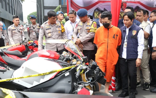 Foto Pihak Polda Sumsel mengamankan sejumlah barang bukti yang dimiliki Bobi Candra, salah satunya adalah delapan unit sepeda motor. (Foto: Humas Polda Sumsel for Ketik.co.id)