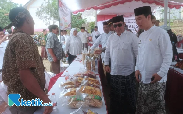 Foto Kepala Disperindag Kabupaten Malang M Nur Fuad Fauzi ketik meninjau Pasar Murah di Desa Kedungsalam Donomulyo. (Foto: Binar Gumilang/Ketik.co.id)