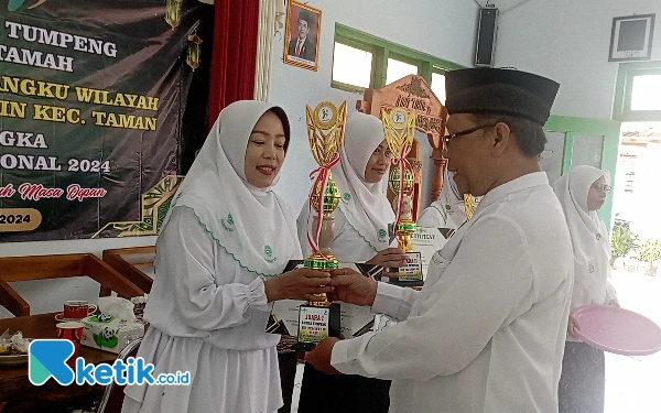 Foto Ketua MWC NU Kecamatan Taman, Eko Wardoyo Menyerahkan Trophy Kepada Pemenang Lomba Tumpeng (Foto: Slamet/Ketik.co.id)