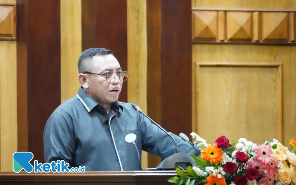 Foto Juru bicara Fraksi Gerindra Bambang Pujianto membacakan pandangan umum fraksinya terhadap RAPBD Tahun Anggaran 2025. (Foto: DPRD Sidoarjo)