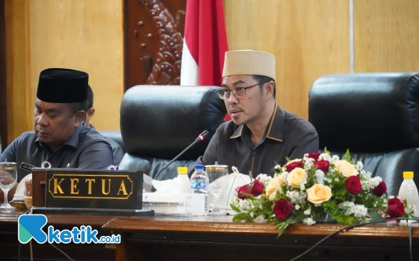 Foto Ketua DPRD Sidoarjo Abdillah Nasih (kanan) memimpin rapat paripurna DPRD Sidoarjo bersama Pjs Bupati Sidoarjo M. Isa Anshori pada Senin (21 Oktober 2024). (Foto: DPRD Sidoarjo)