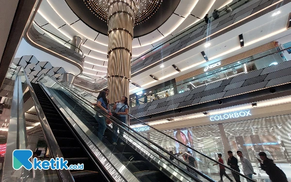 Foto Suasana di dalam Pakuwon City Mall 3. (Foto: Husni Habib /Ketik.co.id)