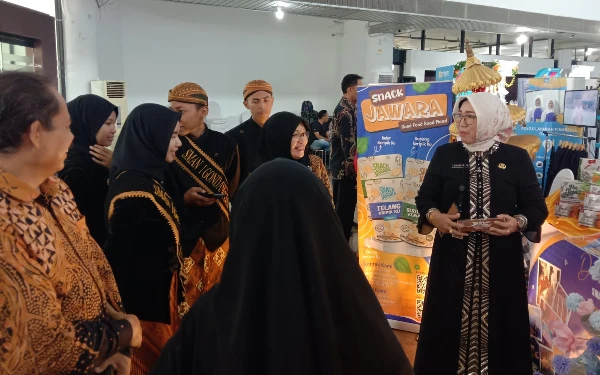 Foto Kepala Bidang SMA Dinas Pendidikan Jawa Timur, Suhartatik ketika di stan SMAGONTA  di MEA 2024 (Foto:  SMAGONTA for Ketik.co.id)