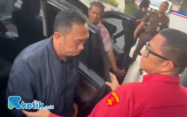 Foto Heru Hanindyo terdiam saat tiba di kantor Kejati Jatim, Rabu, 23 Oktober 2024. (Foto: Khaesar/Ketik.co.id)