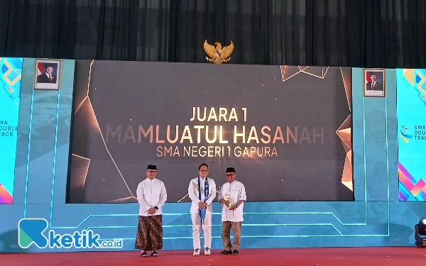 Foto Kepala Sekolah SMAN 1 Gapura saat menerima penghargaan MEA 2024 mewakili Luluk