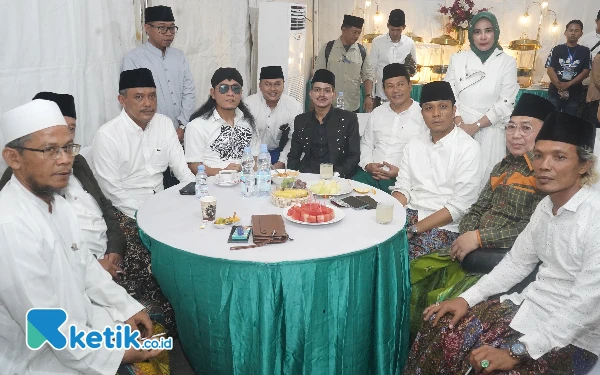 Foto Subandi dan Mimik Idayana berfoto bersama Gus Kautsar, Habib Zaidan, Gus Miftah, serta para kiai di dalam tenda setelah acara Peringatan Satu Abad Ponpes Ploso dan Hari Santri 2024 pada Selasa malam (22 Oktober 2024). (Foto: Istimewa)