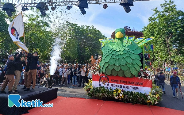 Foto Komisioner KPU Jatim memberangkatkan kirab maskot, Rabu, 23 Oktober 2024. (Foto: Khaesar/Ketik.co.id)