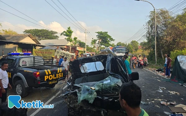 Thumbnail Seorang Meninggal Akibat Kecelakaan Antara Mobil dan Truk di Sampang, Ini Identitasnya