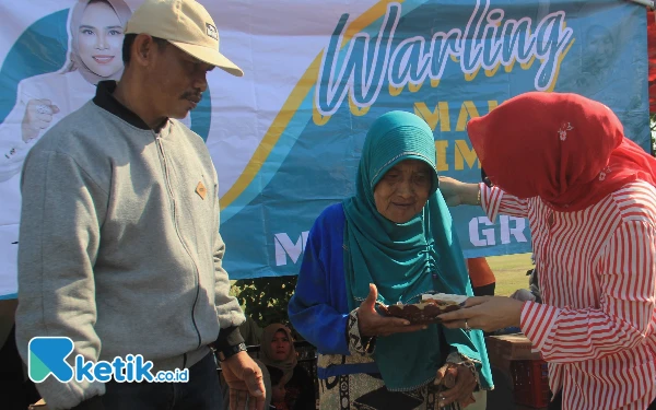 Foto Calon Wakil Bupati Sidoarjo Mimik Idayana memberikan makanan kepada seorang lansia saat melakukan kegiatan sosial di Desa Kedungpeluk, Candi, Sidoarjo. (Foto: Fathur Roziq/Ketik.co.id)