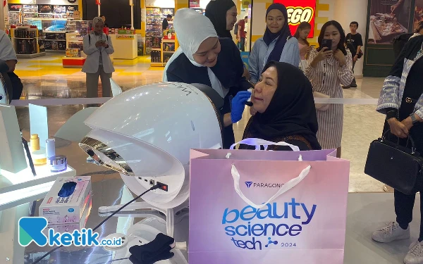 Foto Pemeriksaan kesehatan kulit di of Beauty Science Tech di Sheraton Surabaya. (Foto: Shinta Miranda/Ketik.co.id)