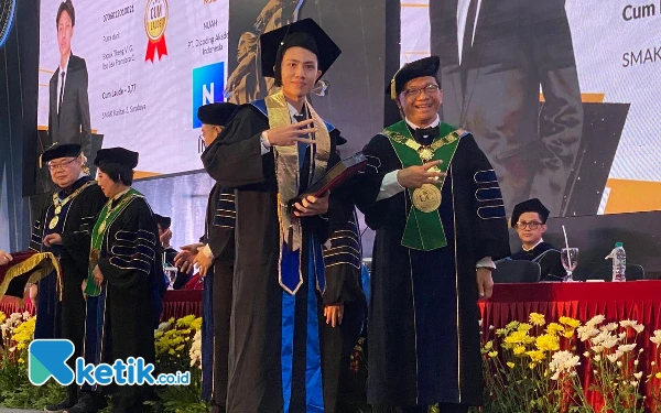 Foto Wisudawan berprestasi Universitas Ciputra
Michael Eko Hartono Gunawan. (Foto: Shinta Miranda/Ketik.co.id)