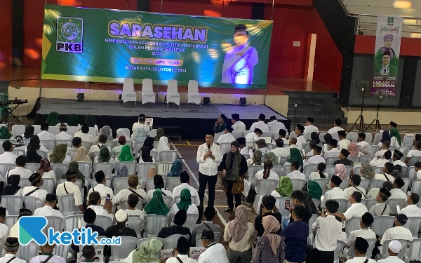 Foto Mas Ibin bersama Luluk saat sarasehan, Jumat 25 Oktober 2024. (Foto: Favan/ketik.co.id)