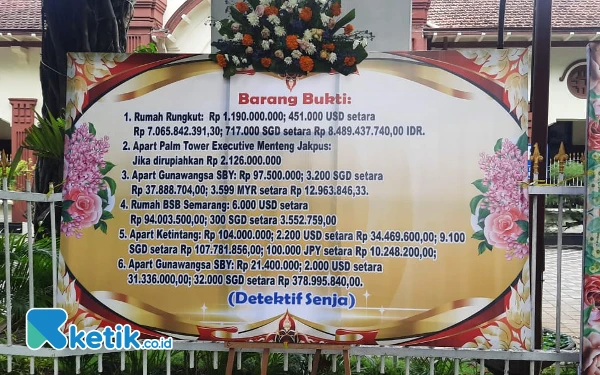 Foto Karangan bunga ini menampilkan barang bukti yang disita tim Kejagung RI, Jumat, 26 Oktober 2024. (Foto: Khaesar/Ketik.co.id)