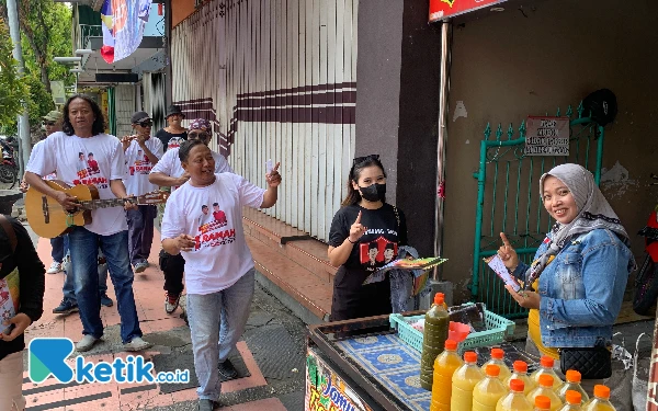 Foto Tim relawan pemenangan Bambang-Bayu bersama pengamen lokal saat membagikan selebaran visi-misi ke masyarakat, Sabtu 26 Oktober 2024. (Foto: Favan/ketik.co.id)