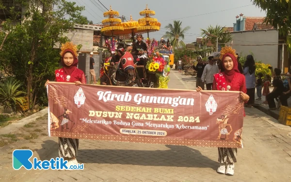 Foto Barisan pertama diawali kepala Dusun Heri Cohyono naik kereta kuda. (foto : Sutejo  / ketik.co.id)