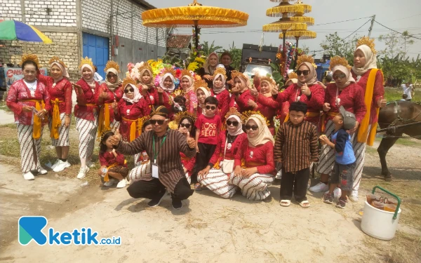 Foto RT 14 sebelum pemberangkatan  karnaval. (foto : Sutejo  / ketik.co.id)