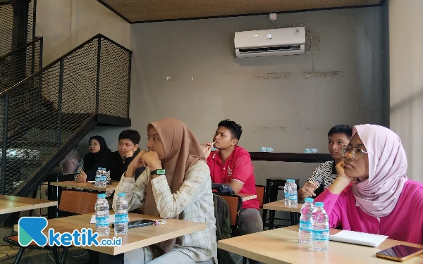 Foto Antusiasme peserta menyimak materi teknik menulis berita (Foto: April/Ketik.co.id)