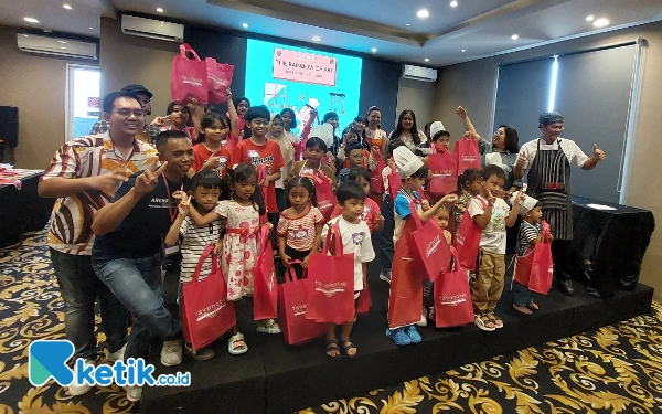 Foto Para peserta cooking class bersama panitia berfoto bersama usai acara. (Foto: Husni Habib/Ketik.co.id)