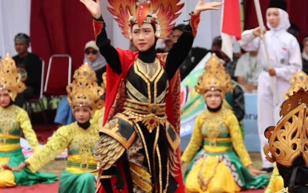 Foto Salah satu penampilan kostum di Pesona Gondanglegi. (Foto: Prokopim Kabupaten Malang).