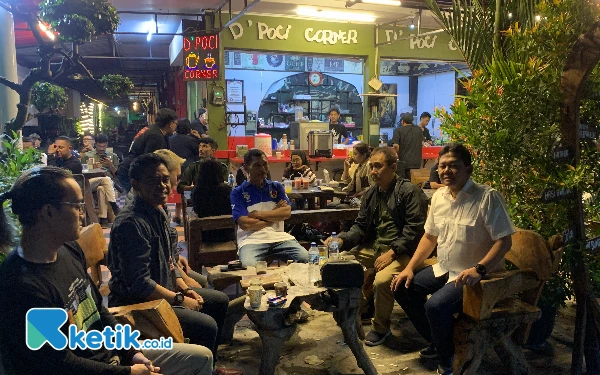 Foto Paslon Bambang-Bayu bersama komunitas pemuda saat ngopi bareng dan diskusi setelah riding sore, Sabtu, 26 Oktober 2024. (Foto: Favan/ketik.co.id)