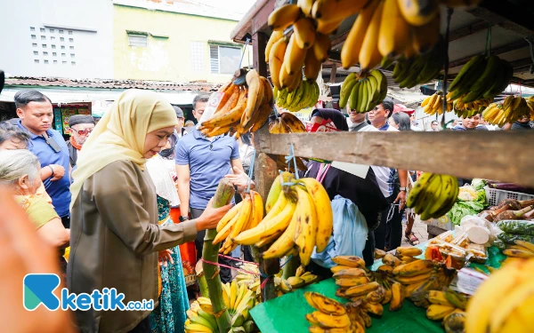 Foto Calon Gubernur Jatim nomor urut 2 Khofifah Indar Parawansa tidak segan memborong dagangan pedagang, Sabtu, 26 Oktober 2024. (Foto: Khaesar/Ketik.co.id)