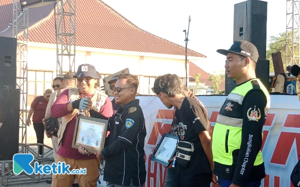 Foto Komunitas anak motor menerima penghargaan dari Ketua Bawaslu Bangkalan (26/10/2024) (Foto.Ismail Hs/Ketik.co.id)