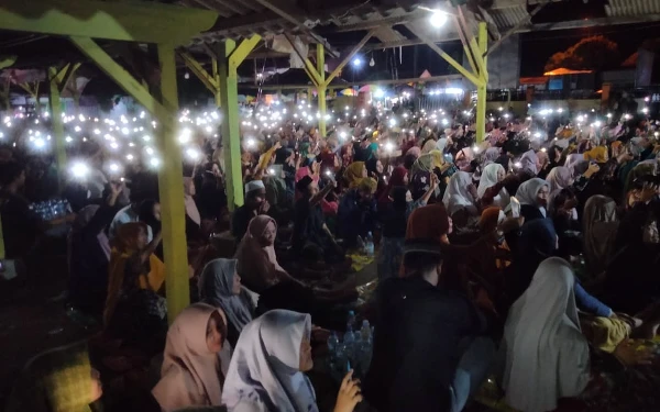 Foto Santriwan-Santriwati dan warga Bangilan saat ikuti Istighosah dan sholawat bersama Pertamina (27/10/2024)(Foto Ahmad Istihar/Ketik.co.id)