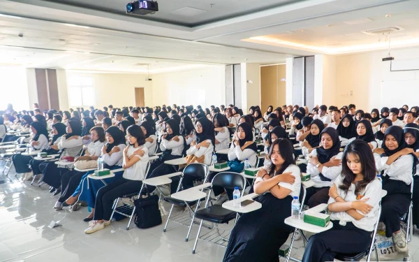 Foto Ratusan mahasiswa saat mengikuti terapi mental Butterfly Hug. (Foto: Humas Unesa)