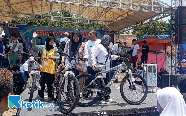 Foto Keceriaan Wajah Peserta Senam dan Jalan Sehat saat menerima hadiah sepeda (Foto: Slamet/ketik.co.id)