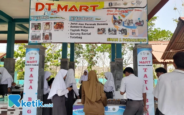 Foto DT Mahameru Mart ramai pengunjung (Foto: SMAN 1 Panarukan)