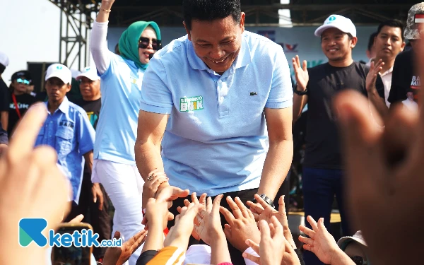 Foto Calon Bupati Sidoarjo Subandi menyambut uluran tangan massa yang ingin bersalaman dengannya di panggung Lapangan Desa Sebani, Kecamatan Tarik. (Foto: Istimewa)