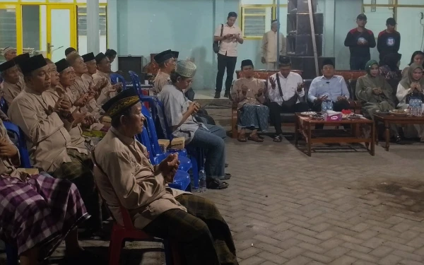 Foto Calon Bupati Sidoarjo Subandi (kanan-tengah) dan calon Wakil Bupati Sidoarjo Mimik Idayana berdoa bersama warga Slautan pada Minggu malam (27 Oktober 2024). (Foto: Istimewa)