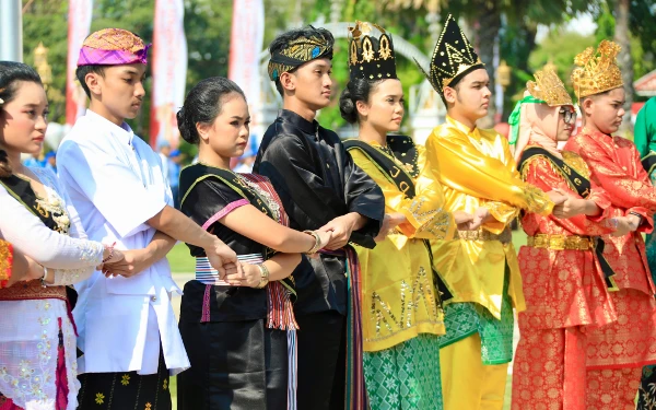 Foto Simbol persatuan sumoah pemuda di Gedung Negara Grahadi, Senin, 28 Oktober 2024. (Foto: Humas Jatim)