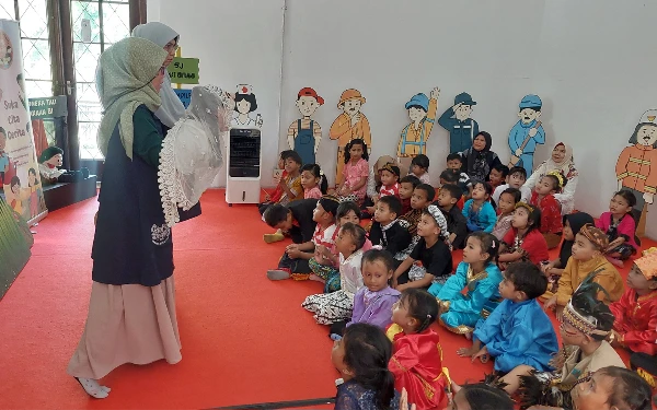 Foto Murid TK Dharma Wanita Persatuan Tawangsari 2 terlihat antusias mendengarkan dongeng dari Perpustakaan Bank Indonesia. (Foto: Husni Habib/Ketik.co.id)