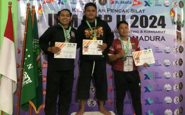 Foto Ricky bersama para peraih juara 1 dan 3 dalam kejuaraan UM Cup II 2024 ( foto : Ricky for Ketik )