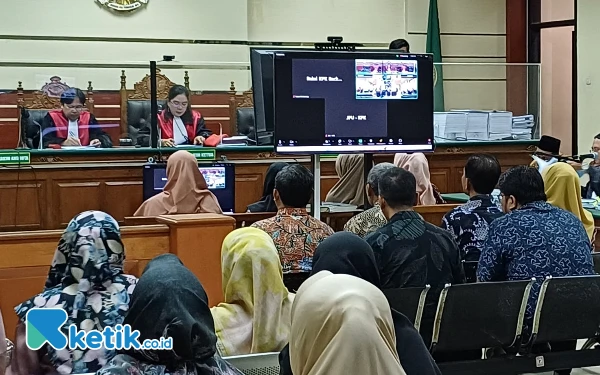 Thumbnail Mantan Bupati Sidoarjo kepada 10 Saksi KPK di Sidang Lanjutan Korupsi: Ada yang Pernah Ngobrol Sama Saya?