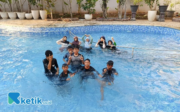 Foto Usai bekajar bahasa inggris siswa siswi refresing dengan berenang bersama (27/10/2024) (Foto.Ismail Hs/Ketik.co.id