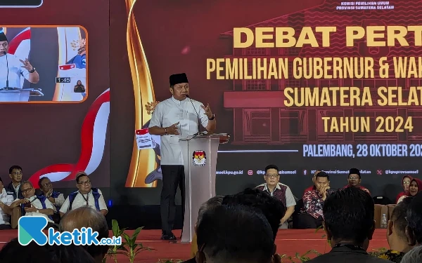 Foto Calon Gubernur nomor urut 01, Herman Deru dalam pembelaannya menjelaskan bahwa pembangunan Pelabuhan Tanjung Carat mulai diseriusi pada masa pemerintahannya lalu. (Foto: Wisnu Akbar Prabowo/Ketik.co.id)