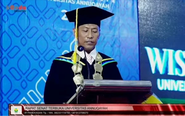 Foto Dr. KH. Ach. Maimun saat membaca SK Rektor perihal wisudawan