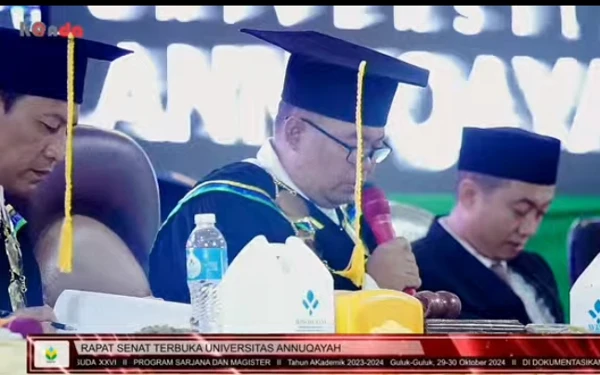 Foto Rektor UA Dr. KH. Moh. Hosnan, M. Pd di depan para wisudawan  ( foto : tangkapan layar channel YouTube Universitas Annuqayah )