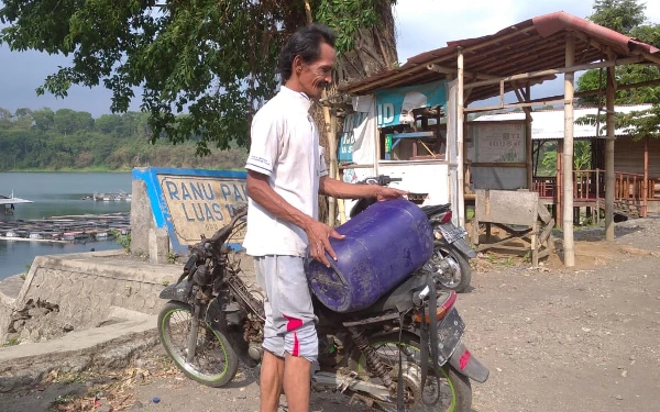 Foto Warga mengangkut air menggunakan jerigen untuk keperluan mandi (Foto : Abdul Fatah / Ketik)