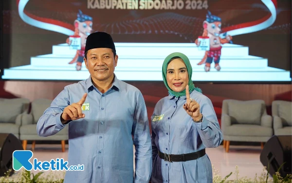 Foto Calon Bupati Sidoarjo Subandi dan calon Wakil Bupati Sidoarjo Mimik Idayana (tengah) saat tampil dalam debat di Komisi Pemilihan Umum (KPU Sidoarjo) pada Sabtu (19 Oktober 2024). (Foto: Istimewa)