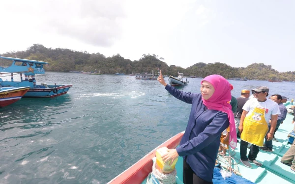 Foto Calon Gubernur Jatim Nomor Urut 2 Khofifah Indar Parawansa menyapa nelayan langsung, Selasa, 29 Oktober 2024. (Foto: Tim media Khofifah-Emil)