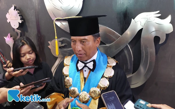 Foto Prof Nurhasan saat memberikan keterangan kepada awak media. (Foto: Husni Habib/Ketik.co.id)