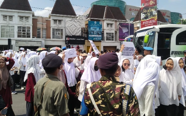 Foto Kehadiran para Santri dan Kader NU ke Mapolda DIY menggunakan berbagai kendaraan, baik sepeda motor, bus, mobil dan truk bak terbuka. (Foto: Istimewa / Ketik.co.id)