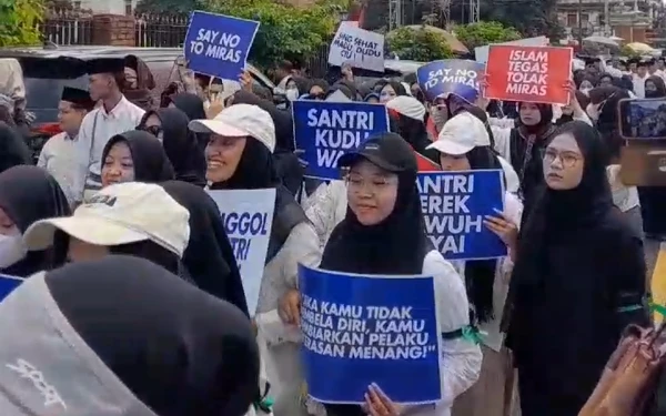 Foto Sejumlah poster dengan tulisan yang menggelitik turut meramaikan aksi para Santri kali ini.  (Foto: Istimewa / Ketik.co.id)